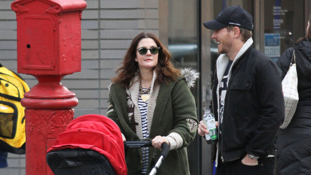 TRE BLIR FIRE: Drew Barrymore og ektemannen Will Kopelman på trilletur med lille Olive i januar i år. Nå får trioen et nytt familiemedlem. Foto: FameFlynet TRE BLIR FIRE: Drew Barrymore og ektemannen Will Kopelman på trilletur med lille Olive i januar i år. Nå får trioen et nytt familiemedlem. Foto: FameFlynet